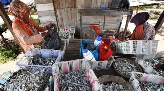 Warga membeli ikan asin di Pelabuhan Perikanan Nusantara (PPN) Karangantu, Serang, Banten, Kamis (17/9/2020). [ANTARA FOTO/Asep Fathulrahman]