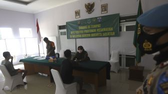 Warga pelanggar PSBB mengikuti sidang di tempat usai terjaring operasi yustisi protokol kesehatan pencegahan Covid-19 di SMKN 57 Jakarta, Kamis (17/9/2020). [Suara.com/Angga Budhiyanto]