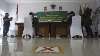 Warga pelanggar PSBB mengikuti sidang di tempat usai terjaring operasi yustisi protokol kesehatan pencegahan Covid-19 di SMKN 57 Jakarta, Kamis (17/9/2020). [Suara.com/Angga Budhiyanto]