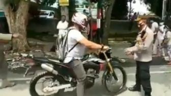 Viral Pengendara Motor Trail Kabur dari Razia, Helm Full Face Picu Polemik