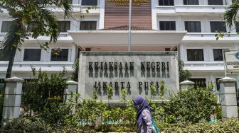 Warga melintas di depan Kantor Kejaksaan Negeri (Kejari) Jakarta Pusat yang tutup sementara di Jakarta, Jumat (18/9/2020). [ANTARA FOTO/Galih Pradipta]