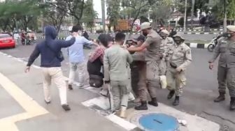 Oknum Anggotanya Lesakkan Tendangan Kungfu ke Mahasiswa, Kasatpol PP: Maaf!