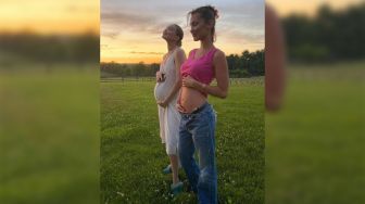 Pose Lucu Bella Hadid Pamer Perut Buncit Samping Gigi Hadid