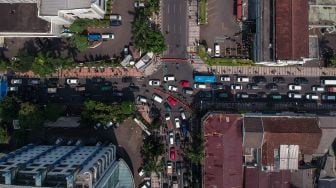 Foto udara suasana penutupan jalan Asia Afrika, Bandung, Jawa Barat, Jumat (18/9/2020).  [ANTARA FOTO/Raisan Al Farisi]
