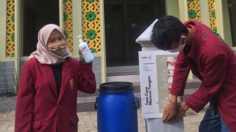 Kreatif, Mahasiswa PMM UMM 90 Buat dan Bagikan DIY Wastafel