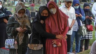 Haru keluarga Indra Bruggman warnai pemakaman sang Ibu di TPU Menteng Pulo I, Jakarta Selatan, Jumat (18/9). [Suara.com/Alfian Winanto]