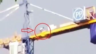 Video Pekerja Proyek Salat di Atas Crane Bikin Warganet Gemetar