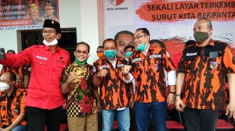 Eri-Armuji Kembali Tekuk Machfud-Mujiaman di Survei Pilkada Surabaya