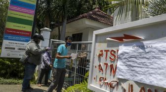 Warga berada di depan Kantor Kejaksaan Negeri (Kejari) Jakarta Pusat yang tutup sementara di Jakarta, Jumat (18/9/2020). [ANTARA FOTO/Galih Pradipta]
