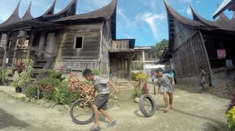 Anak-anak bermain ban bekas di Kampung Adat Sarugo (Saribu Gonjong) di Kabupaten Limapuluhkota, Sumatera Barat, Jumat (18/9/2020). [ANTARA FOTO/Iggoy el Fitra]