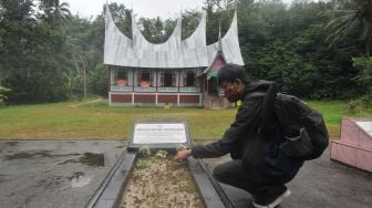 Pengunjung melihat makam Tan Malaka di kawasan Museum Tan Malaka, di Nagari Pandam Gadang, Kecamatan Gunung Omeh, Kabupaten Limapuluhkota, Sumatera Barat, Sabtu (19/9/2020). [ANTARA FOTO/Iggoy el Fitra]
