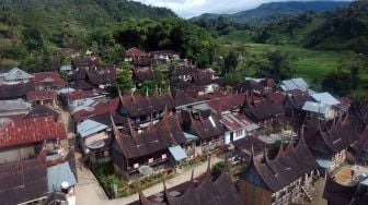 Foto udara Kampung Adat Sarugo (Saribu Gonjong) di Kabupaten Limapuluhkota, Sumatera Barat, Jumat (18/9/2020).  [ANTARA FOTO/Iggoy el Fitra]