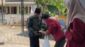 Peduli Protokol Kesehatan, Mahasiswa UMM Bagikan Masker pada Jemaat Masjid