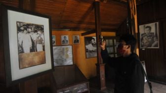 Pengunjung melihat koleksi foto di Museum Tan Malaka, di Nagari Pandam Gadang, Kecamatan Gunung Omeh, Kabupaten Limapuluhkota, Sumatera Barat, Sabtu (19/9/2020). [ANTARA FOTO/Iggoy el Fitra]
