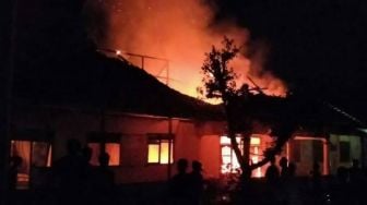 Sempat Ada Ledakan, Gedung MTs Al Hikmah di Serang Ludes Terbakar