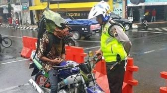 Mirip Alien! Pengendara Sepeda Motor Ini Pakai Helm Aneh