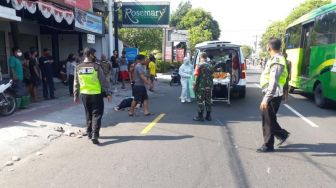 Tabrakan Sesama Pengendara Motor, Yuniar Terpental Lalu Diseruduk Mobil