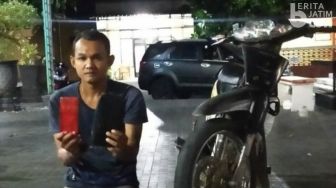 Bandit Jalanan Ini Incar dan Pepet Emak-Emak Saat Naik Motor di Jalan Sepi