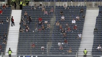 Pendukung terlihat di tribun sebelum pertandingan sepak bola Bundesliga Jerman antara Eintracht Frankfurt melawan Arminia Bielefeld di Frankfurt, Jerman  pada (19/9/2020). [Daniel ROLAND / AFP]