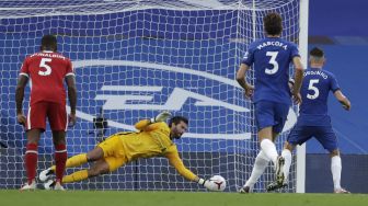 Pemain tengah Chelsea Jorginho (kanan) mendapat penalti yang diselamatkan oleh kiper Liverpool Alisson Becker saat pertandingan sepak bola Liga Premier Inggris antara Chelsea dan Liverpool di Stamford Bridge, London pada (20/9/2020). [Matt Dunham / POOL / AFP]