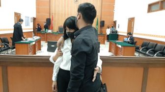 Sidang Ditunda, Bibi Ardiansyah Peluk Vanessa Angel