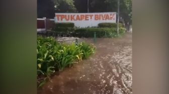 TPU Karet Bivak Terendam Banjir 30 Cm