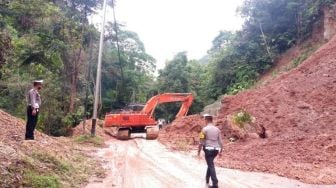 Jalan Penghubung Riau-Sumbar Longsor, Buka Tutup Arus Kendaraan Diterapkan