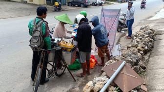 Bantu Pedagang Kecil, Pengusaha Bengkel di Samarinda Bagikan Makanan Gratis