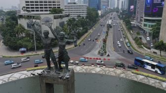 Foto aerial suasana kendaraan melintas di Bundaran HI, Jakarta, Senin (14/9/2020). Pada hari pertama penerapan Pembatasan Sosial Berskala Besar (PSBB) total di DKI Jakarta arus lalu lintas kendaraan terpantau lancar. [ANTARA FOTO/Sigid Kurniawan]