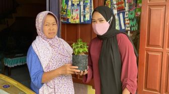 Dukung Gerakan Go Green, Mahasiswa UMM Bagikan Bibit Tanaman Herbal