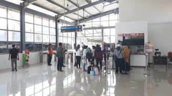 Pengguna KRL Stasiun Rangkasbitung Wajib Pakai Masker 3 Lapis