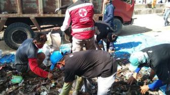 Tiga Ton Sampah Berhasil Diangkut Dari Pantai Kampung Baru Lantora