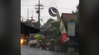 Layangan Nyangkut Kabel Listrik di Tulungagung Bikin Pusing Orang Sekelurahan