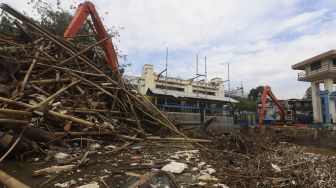 Meningkat, 1.570 Meter Kubik Sampah Menumpuk di Pintu Air Manggarai