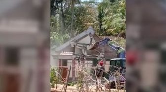 Viral, Anak Robohkan Rumah Ibu kandung Gegara Belum Dilunasi Ibunya