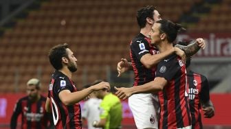 Penyerang AC Milan Zlatan Ibrahimovic merayakan bersama rekan satu timnya setelah mencetak gol kedua timnya melalui tendangan penalti selama pertandingan sepak bola Serie A Italia AC Milan melawan Bologna di Stadion San Siro, Milan, Italia, Selasa (22/9) dini hari WIB. [MIGUEL MEDINA / AFP]