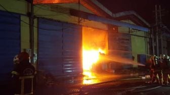 4 Gudang di Kawasan Margomulyo Dilalap Api, 10 Mobil Pemadam Dikerahkan