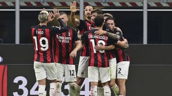 Penyerang AC Milan Zlatan Ibrahimovic merayakan bersama rekan satu timnya setelah mencetak gol kedua timnya melalui tendangan penalti selama pertandingan sepak bola Serie A Italia AC Milan melawan Bologna di Stadion San Siro, Milan, Italia, Selasa (22/9) dini hari WIB. [MIGUEL MEDINA / AFP]