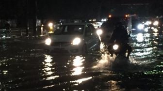 Tepat Tiga Tahun Anies Jabat Gubernur, Jakarta Dapat Hadiah Banjir