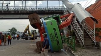 Timpa JPO, Begini Detik-detik Ekskavator Terguling di Kampung Melayu