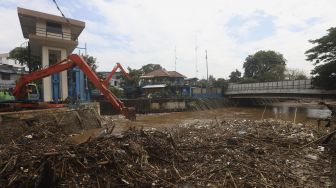 Diguyur Hujan Lebat, 13 Pintu Air di Jakarta Siaga III