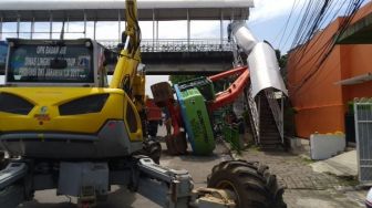 Bahaya! Usai Keruk Sampah di Jembatan Kampung Melayu, Eskavator Terguling