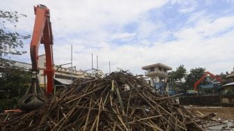 Tumpukan sampah kayu yang berhasil diangkat Petugas UPK Badan Air Dinas Lingkungan Hidup Provinsi DKI Jakarta di pintu air Manggarai, Jakarta, Selasa (22/9/2020). [Suara.com/Angga Budhiyanto]