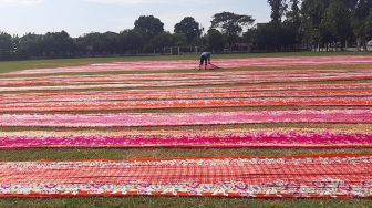 Waduh! Lapangan Piala Dunia di Solo Jadi Tempat Menjemur Batik