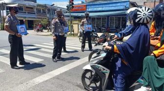 Jalur Traffic Light, Satlantas Polres Polman Manfaatkan Bagi – Bagi Masker