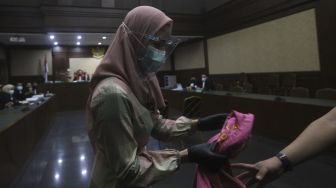 Terdakwa kasus suap pengurusan pengajuan fatwa Mahkamah Agung (MA) untuk membebaskan Djoko Tjandra, Pinangki Sirna Malasari bersiap mengikuti sidang perdana di Pengadilan Negeri Jakarta Pusat, Rabu (23/9/2020). [Suara.com/Angga Budhiyanto]