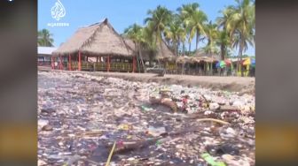Gelombang Besar Sampah Plastik Menghantam Pantai di Honduras