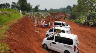 Jenazah Covid-19 Tak Henti Berdatangan, Ambulan Antre di TPU Pondok Ranggon