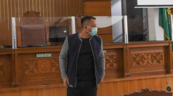 Presenter Vicky Prasetyo usai mengikutj sidang kasus pencemaran nama baik yang melibatkan dirinya dengan mantan istrinya, Angel Lelga di Pengadilan Negeri Jakarta Selatan, Rabu (23/9). [Suara.com/Alfian Winanto]