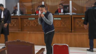 Terdakwa Presenter Vicky Prasetyo saat sidang kasus pencemaran nama baik yang melibatkan dirinya dengan mantan istrinya, Angel Lelga di Pengadilan Negeri Jakarta Selatan, Rabu (23/9). [Suara.com/Alfian Winanto]